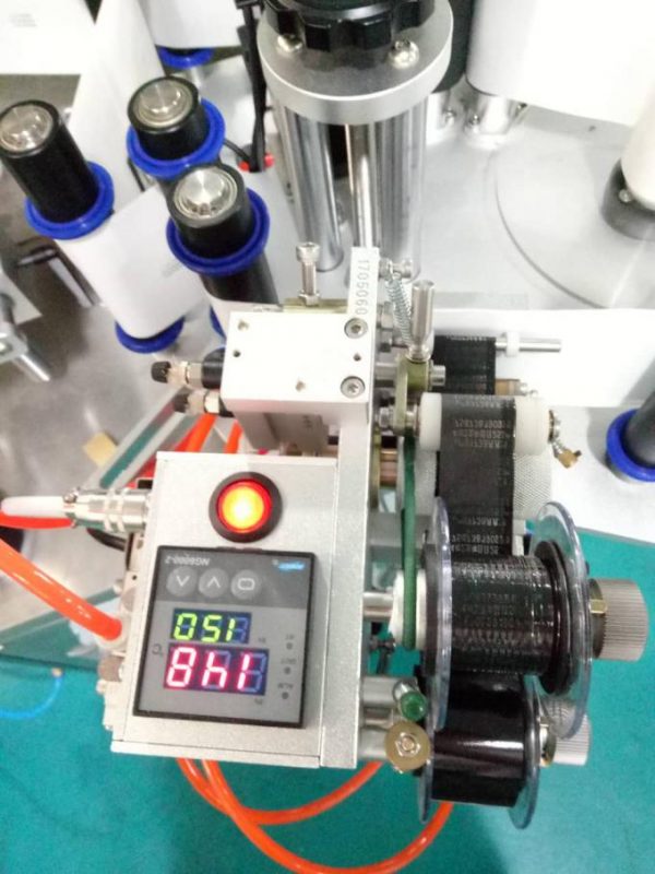 תווית מכונת תיוג אוטומטית של מדבקות צד כפולות עם מכשיר החלפה ומכונת קידוד