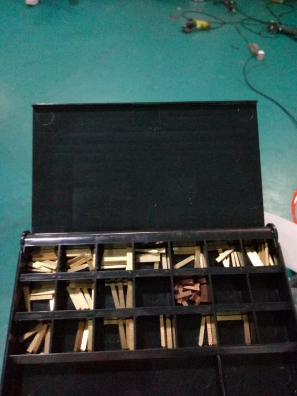 תווית מכונת תיוג אוטומטית של מדבקות צד כפולות עם מכשיר החלפה ומכונת קידוד