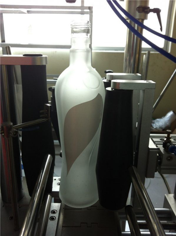 תעשיית משקאות מכונת תיוג בקבוק עגולה סוג מונע חשמלי