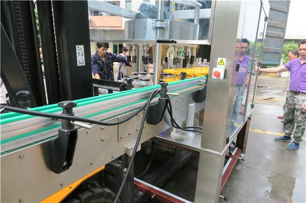 מכונת תוויות מדבקות סיבוביות לבקבוקים יעילות מסך מגע PLC