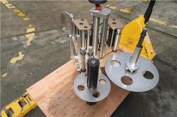 תווית תווית סיבובית עם בקבוק עגול עם מערכת מכונות תיוג לסיבוב