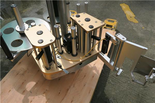 מכונת תוויות מדבקות סיבוביות במהירות גבוהה עם פונקציית סיבוב