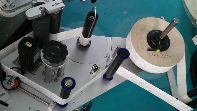 25 ק"ג צנצנת מכונת מוליך בקבוקים מרובעת, מכונת תיוג עם בקבוקי האכלה מהירות יציבה