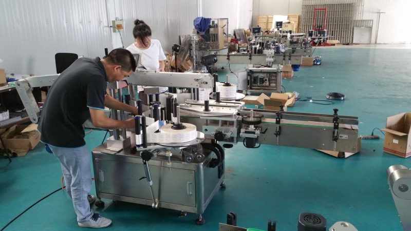 מכונת תיוג בקבוק מים מותאמת אישית בסין, מכונת תוויות ספסל אוטומטיות עבור צדדים כפולים