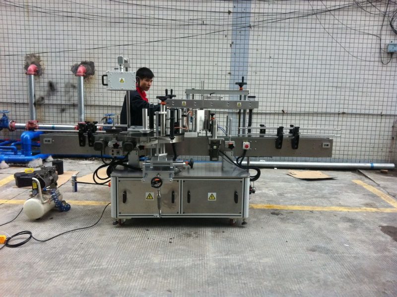 סין מכונת תיוג בקבוקים עגולה דבק אוטומטית מלאה לספקי בקבוקים לחיות מחמד